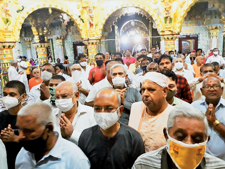 Devotees close to the Lord, far from charity; In the 20 days since the temples opened, there has been a huge increase in the number of devotees, with donations down to 80% | ભક્તો પ્રભુની નજીક, દાનથી દૂર; મંદિરો ખૂલ્યાં પછી 20 દિવસમાં શ્રદ્ધાળુઓમાં ભારે વધારો, દાનમાં 80% સુધી ઘટાડો - Vimarsana News