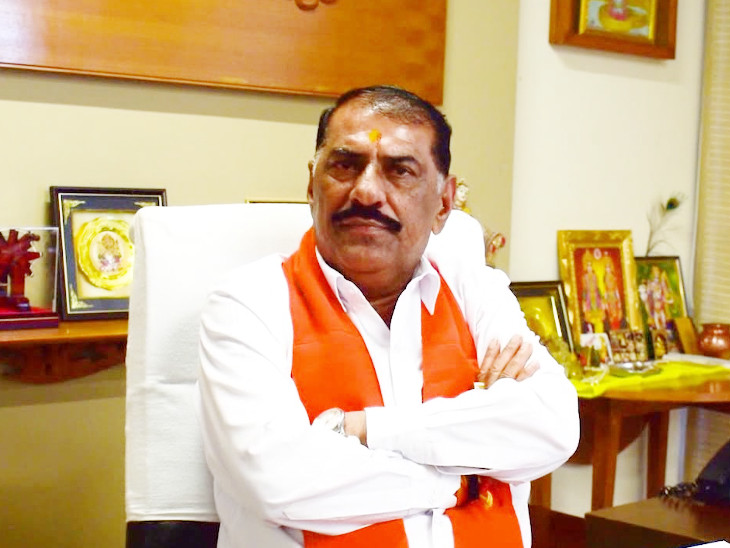 A nasty clip of the Minister of State was played in Anjar | અંજારમાં ભાજપની કારોબારી મિટિંગમાં જિલ્લા પ્રમુખની સ્પીચ વખતે જ રાજ્યમંત્રી વાસણ આહીરની બિભત્સ ક્લિપ વાગી - Vimarsana News