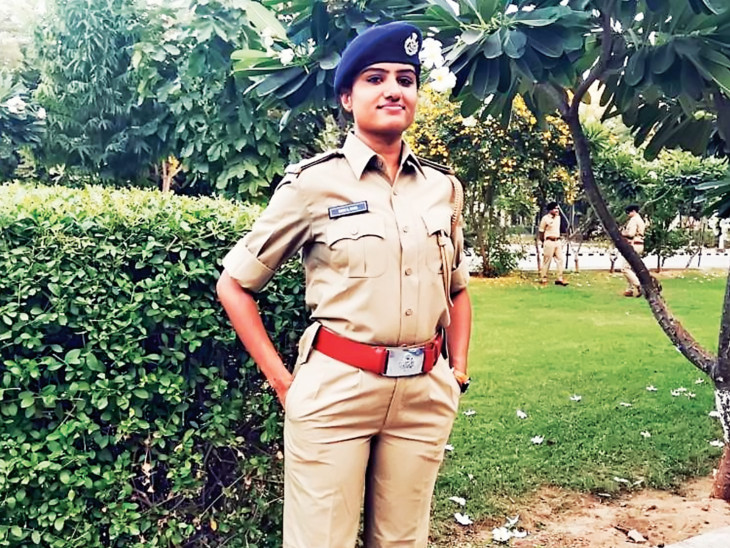 If a private company does not give a job, get hard and get 4 government jobs, read the story behind the success of DySP Ritu Raba of Rajkot | ખાનગી કંપનીએ જોબ ન આપી તો મહેનત કરી 4 સરકારી જોબ મેળવી, વાંચો રાજકોટના DySP ઋતુ રાબાની સફળતા પાછળની કહાની - Vimarsana News