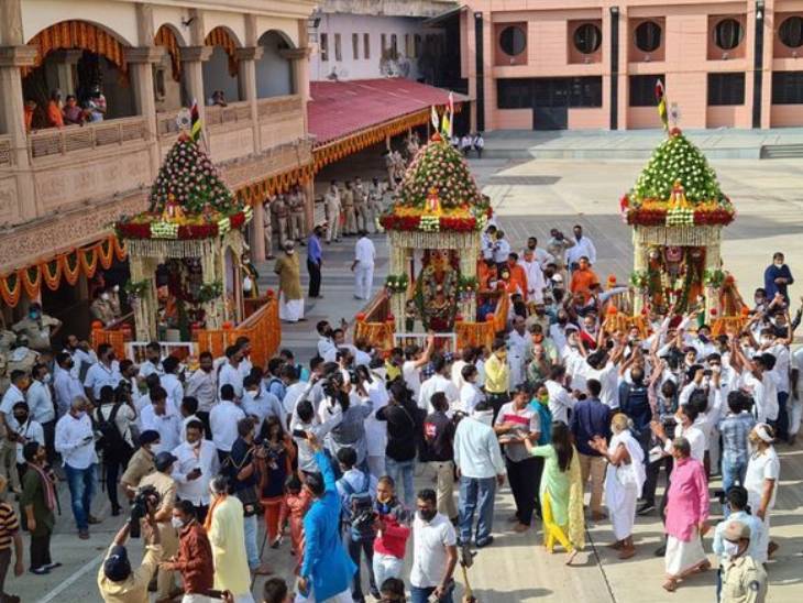 120 sailors equipped to pull the chariot of Lord Jagannath, brother Balram and sister Subhadra, rath yatra boards were also erected outside the temple | ભગવાન જગન્નાથ, ભાઈ બલરામ અને બહેન સુભદ્રાના રથ ખેંચવા 120 ખલાસી સજ્જ, મંદિર બહાર રથયાત્રાનાં બોર્ડ પણ લગાવાયાં - Vimarsana News
