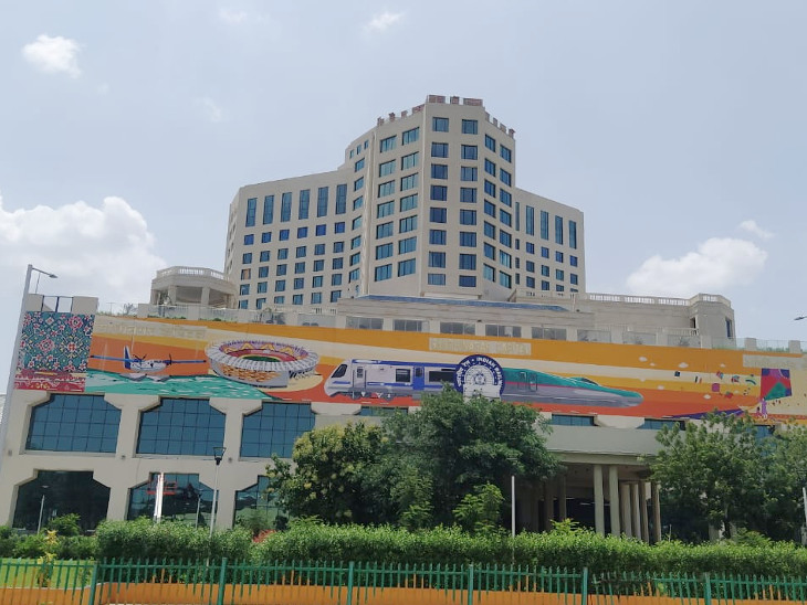 Modi to inaugurate 10-storey Gandhinagar station-hotel with one crore chandeliers, specially ordered wood from Canada and Italian marble | એક કરોડના ઝુમ્મર, કેનેડાથી ખાસ મગાવેલું લાકડું અને ઇટાલિયન માર્બલવાળા 10 માળના ગાંધીનગર સ્ટેશન-હોટેલનું મોદી ઉદઘાટન કરશે - Vimarsana News