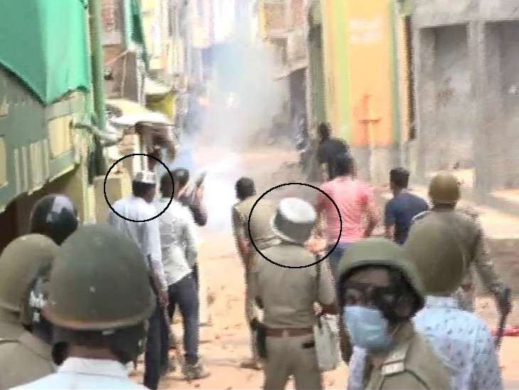 Twenty crowds have to take place to drive to the police, including 2 ps, including 2 ps | ઝનૂની ટોળાએ બેફામ પથ્થરમારો કરતા પોલીસે માથા પર તપેલી અને ડોલ પહેરી, 2 PI સહિત 4 પોલીસકર્મી ઘાયલ - Vimarsana News