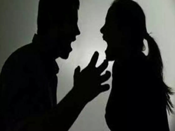 'If the husband does not say thank you in small talk, the wife starts to sneeze, threatens to jump by pulling the handbrake on the moving vehicle.' | 'નાની નાની વાતમાં પતિ થેન્ક્યુ ના કહે તો પત્ની બચકાં ભરવા લાગે, ચાલુ ગાડીએ હેન્ડ બ્રેક ખેંચી કુદી પડવાની ધમકી આપે' - Vimarsana News