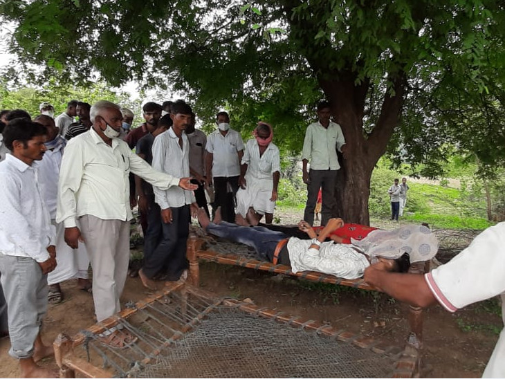 લોકોનાં ટોળેટોળાં ઘટનાસ્થળે ઊમટી પડ્યાં.