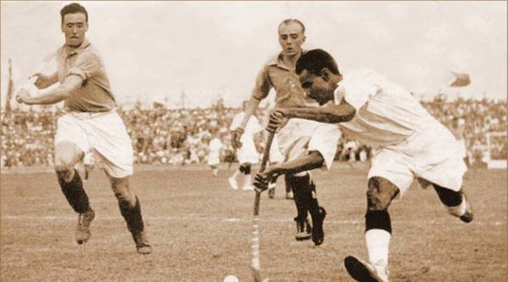 ધ્યાનચંદે વર્ષ 1928 (એમ્સર્ડમ), 1932 (લોસ એન્જલેસ) અને 1936 (બર્લીન) એમ ત્રણ ઓલિમ્પિકમાં ગોલ્ડ મેડલ અપાવી ભારતીય હોકીને તેની ઓળખ અપાવી હતી