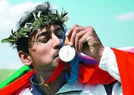વર્ષ 2004ની રાજ્યવર્ધન સિંહ રાઠોડે મેન્સ ડબલ ટ્રેપ ઇવેન્ટમાં સિલ્વર મેડલ મેળવેવો