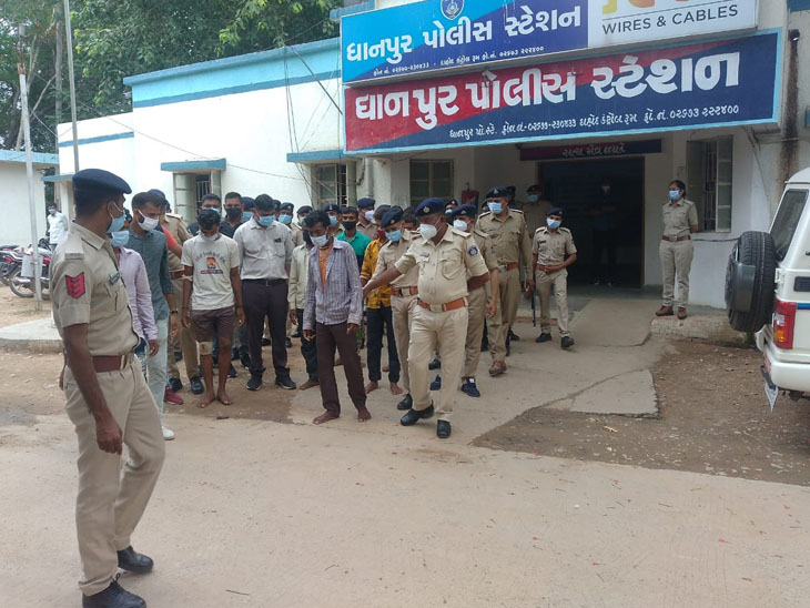 'Turn my daughter over for three hours, pull out the rags, let her go' | દાહોદના ધાનપુરમાં નિર્વસ્ર કરાયેલી પીડિતાની માતાએ આક્રોશ સાથે કહ્યું, 'મારી દીકરીને ત્રણ કલાક ફેરવી, ચીંથરાં ખેંચી નાખ્યાં, તેનું છૂટું કરાવો' - Vimarsana News