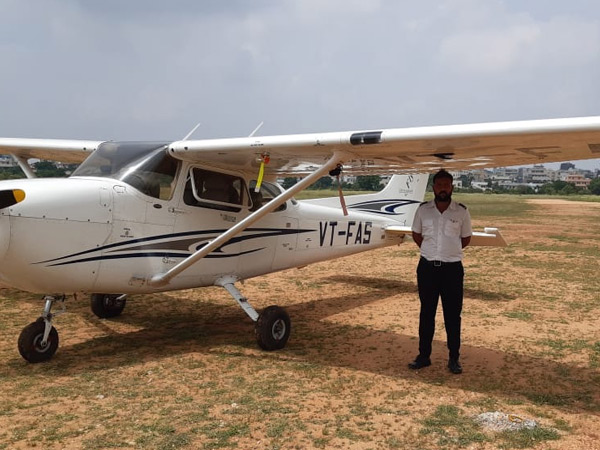 A young man from Valmiki community in Ahmedabad became a commercial pilot in Air India, grandfather was a driver in AI, father was a sweeper | અમદાવાદના વાલ્મીકિ સમાજનો યુવક એર ઈન્ડિયામાં કોમર્શિયલ પાઈલટ બન્યો, દાદા AIમાં ડ્રાઈવર, પિતા સ્વીપર હતા - Vimarsana News