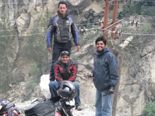 दानिश (दाएं) बहुत तेजी से आगे बढ़े। वह एक प्रशिक्षु के रूप में रॉयटर्स में शामिल हुए। लेकिन बाद में वे मुंबई के चीफ फोटोग्राफर बने। उस समय वे भारत में रॉयटर्स के मुख्य फोटोग्राफर थे।