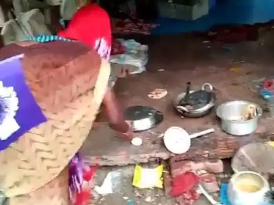 વિખરાયેલો સમાન ભેગો કરી રહેલી મહિલા.
