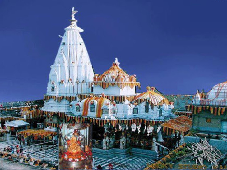 એકાદશીના દિવસે ચોખાનું સેવન ન કરવું જોઈએ. પરંતુ આ મંદિરમાં માતા એકાદશી સ્વયં ઉપસ્થિત છે, એટલે તેમને પ્રસાદ સ્વરૂપમાં ચોખા જ ચઢાવવામાં આવે છે