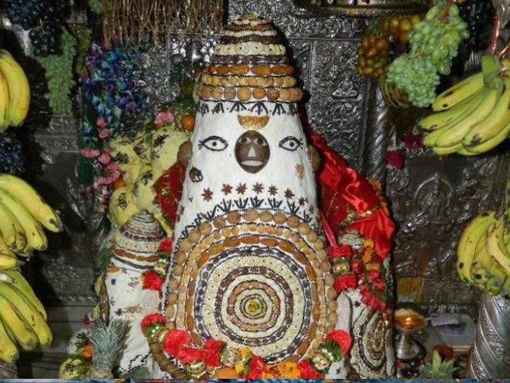 મંદિરના એક રૂમમાં જાલંધર દૈત્યને પોતાના પગ નીચે રાખ્યો હોય તેવી મુદ્રામાં દેવી પ્રતિમા છે. મંદિરના આ પ્રાંગણમાં ભૈરવ બાબાની પાંચ હજાર વર્ષ જૂની મૂર્તિ પણ છે.