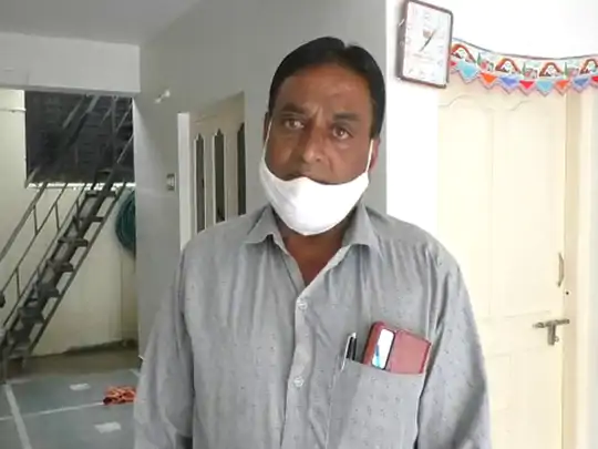 કોર્પોરેટરે મીડિયા સાથે વાત કરી.