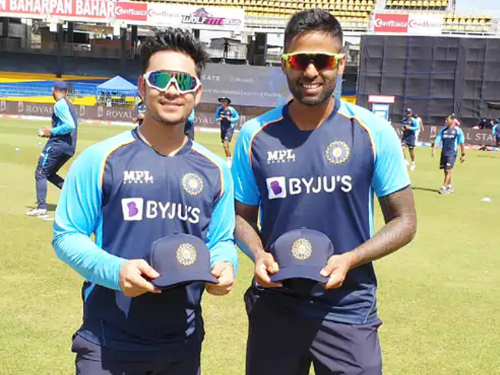 वनडे डेब्यू कैप हासिल करने के बाद ईशान और सूर्यकुमार यादव। दोनों ने साथ में टी20 डेब्यू भी किया था।