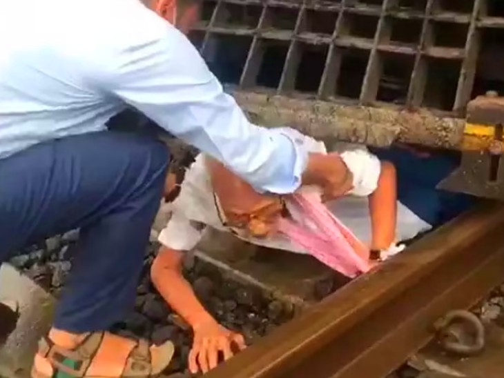 The elderly man fell in front of the train while crossing the track, the pilot saved the old man's life by applying the brakes at the right time. | ટ્રેક પાર કરતા સમયે ટ્રેનની સામે પડી ગયા વૃદ્ધ, યોગ્ય સમયે બ્રેક લગાવીને લોકો-પાયલોટે વૃદ્ધનો જીવ બચાવ્યો - Vimarsana News
