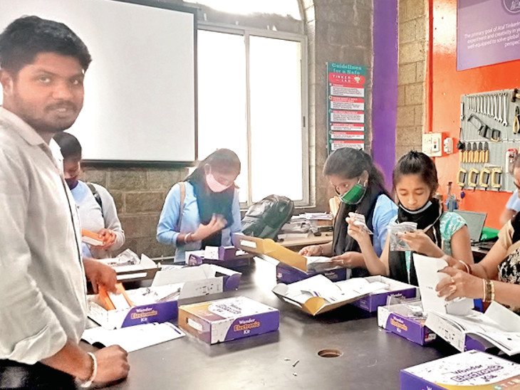 Working in coding as talented as engineers, in high-tech labs, the choice to build a school satellite | બેંગલુરુની મલ્લેશ્વરમ સ્કૂલના વિદ્યાર્થીઓ કોડિંગમાં એન્જિનિયરો જેવા ટેલેન્ટેડ, હાઈટેક લેબમાં કામ કરે છે; સ્કૂલની સેટેલાઈટ બનાવવા માટે પસંદગી - Vimarsana News