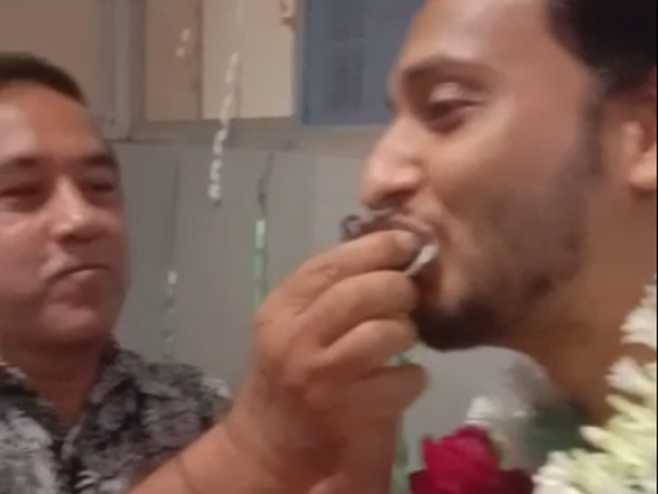 टोक्यो जाते समय दीपक काबरा का नमकीन मुंह से स्वागत किया गया।