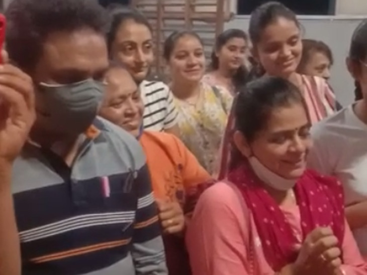 दीपक काबरा के ओलिंपिक में जज के तौर पर चयन पर परिवार और दोस्तों ने उन्हें बधाई दी।