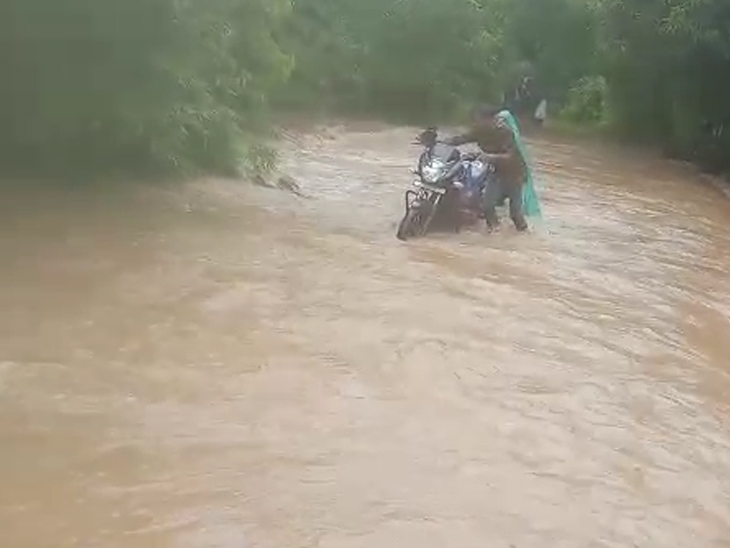 પાણીમાં રસ્તો પસાર કરતો બાઇક ચાલક