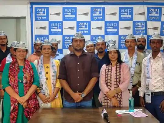 વડોદરામાં પણ 100થી વધુ લોકોએ આપનો ખેસ ધારણ કર્યો હતો