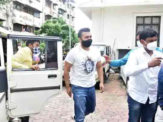 राज को अदालत में पेश किए जाने के समय की एक तस्वीर