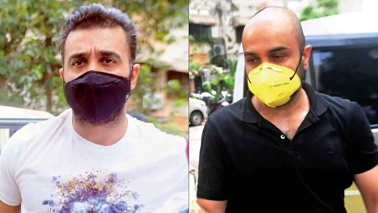 संपत्ति प्रकोष्ठ के भायखला कार्यालय के बाहर राज कुंद्रा और रयान
