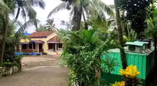 पुलिस ने मड में उसी बंगले पर छापा मारा और एक अश्लील फिल्म मामले के साथ सबूत जुटाए।