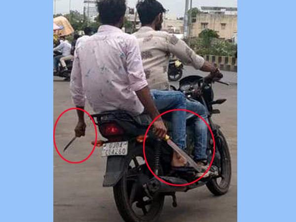 Terror of youth with weapons only when Chief Minister was in Bhavnagar city | મુખ્યમંત્રી શહેરમાં હતા ત્યારે જ હથિયારો સાથે યુવાનોનો આતંક, ચુસ્ત પોલીસ બંદોબસ્ત વચ્ચે નાળિયેર પાણીવાળા પર ઘાતકી હુમલો કર્યો - Vimarsana News