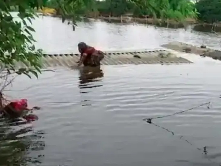 ગામમાં 500થી વધુ ઘરો પાણીમાં ડૂબી ગયા છે