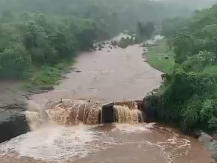 Heavy rains in Umarpada create captivating scenes in Devghat Falls | ઉંમરપાડામાં ભારે વરસાદથી દેવઘાટ ધોધ સોળે કળાએ જીવંત થતા મનમોહક દ્રશ્યો સર્જાયા - Vimarsana News