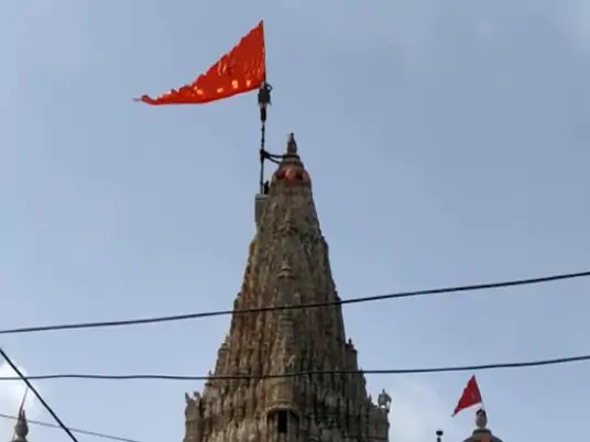 વીજળી પડ્યા બાદ મંદિરના શિખર પર પર કેસરી ધજા આરોહણ કરવામાં આવી