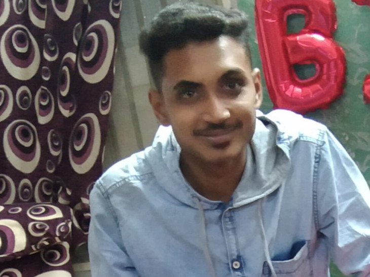 પિતાના અવસાન બાદ માતાએ અન્ય લગ્ન કરી લેતા મૃતક તેના ફોઈ સાથે રહેતો હતો.