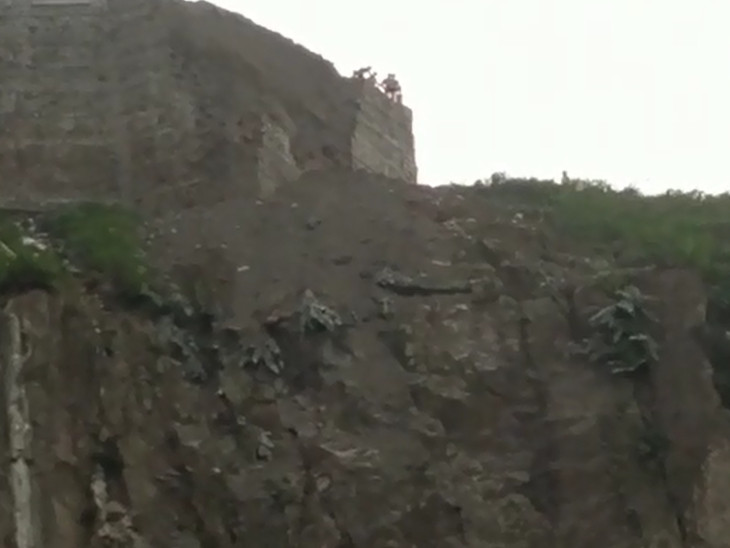દીવાલ ખીણ તરફ પડી હોવાથી જાનહાનિ ટળી ગઇ
