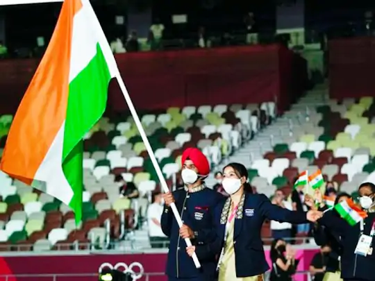 ઓપનિંગ સેરેમની દરમિયાન ત્રિરંગો પકડીને ચાલતા ભારતીય હોકી ટીમના કેપ્ટન મનપ્રીત સિંહ અને બોક્સર એમસી મેરીકોમ
