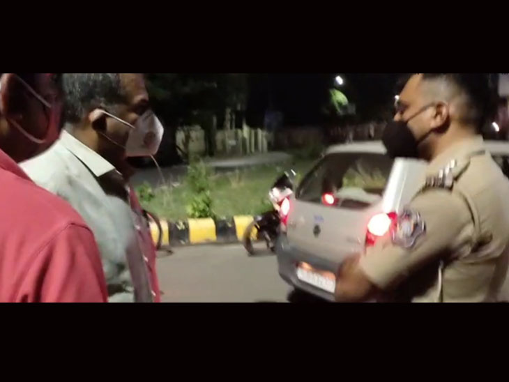 Rajkot: RUDA's CEO also released an acquaintance caught in the curfew | રાજકોટમાં સામાન્ય લોકોને દંડ પણ RUDAના CEO કર્ફ્યૂમાં પકડાયેલા પરિચિતને છોડાવી ગયા - Vimarsana News