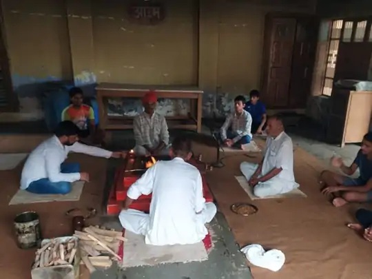 ભારતીય શૂટર દિવ્યાંશ સિંહ પંવારના ઘરે તેની સફળતા માટે હવન કરવામાં આવ્યો હતો.