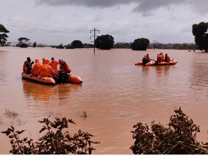NDRFની ટીમે એક સગર્ભા સહિત બે મહિલા, બે વૃદ્ધ દંપતી, બે બાળકો અને એક યુવાનને બચાવ્યા