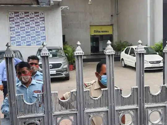 The income tax probe into the Dainik Bhaskar group continued for a third day; The department released the statement while proceedings were ongoing | દૈનિક ભાસ્કર જૂથમાં આવકવેરાની તપાસ ત્રીજા દિવસે પણ જારી રહી; કાર્યવાહી ચાલુ હોવાની વચ્ચે જ વિભાગે નિવેદન જાહેર કર્યું - Vimarsana News