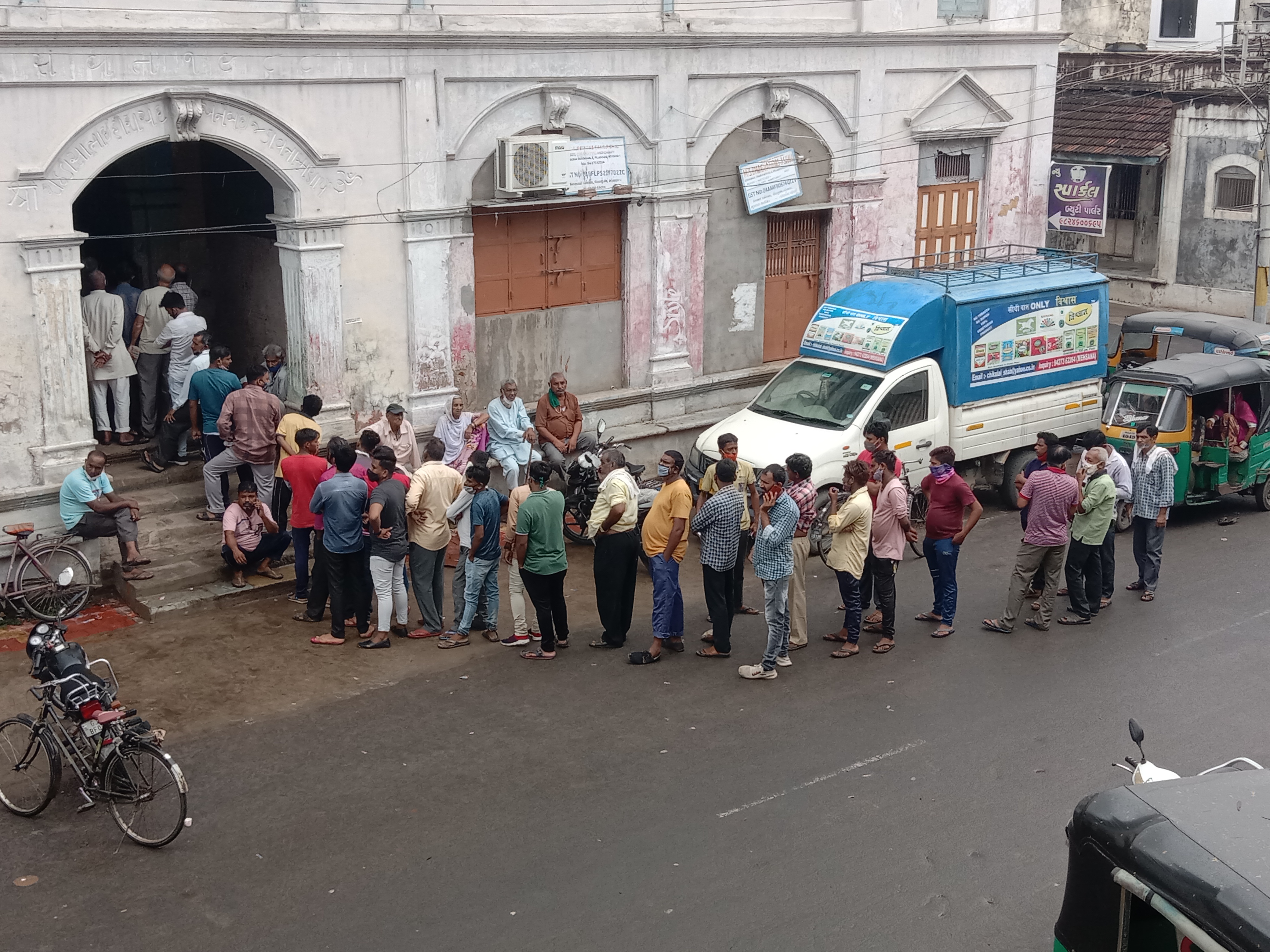 વેક્સિન લેવા માટે વહેપારીઓ ની લાંબી લાઈનો
