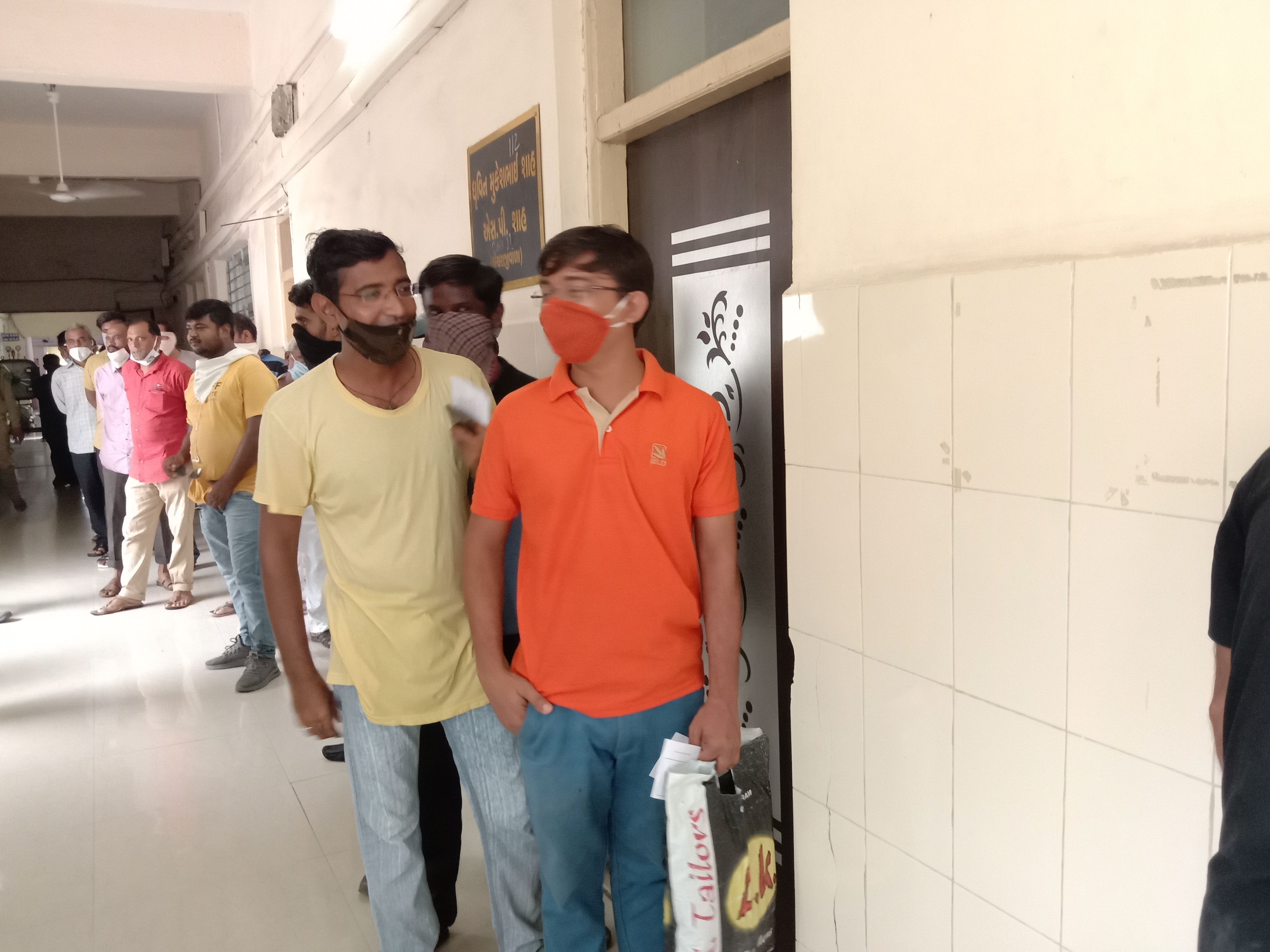 મહેસાણા સિવિલ ખાતે પણ રસી લેવા માટે લાઈનો લાગી