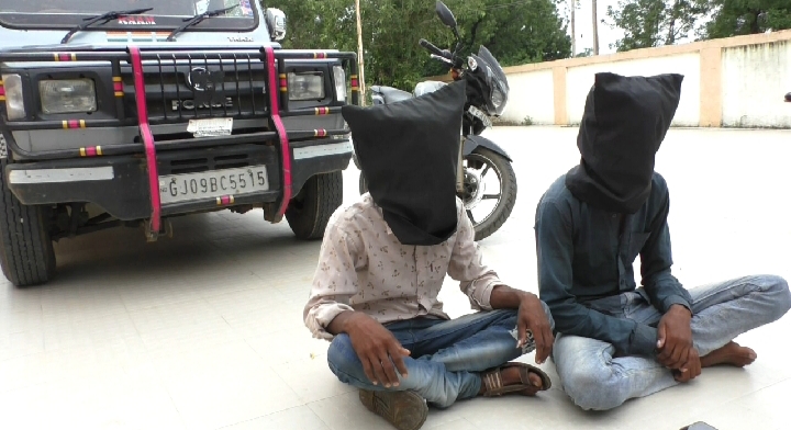 વાહન ચેકીંગ દરમિયાન નૂગર પાસેથી ટોળકી ઝડપાઇ