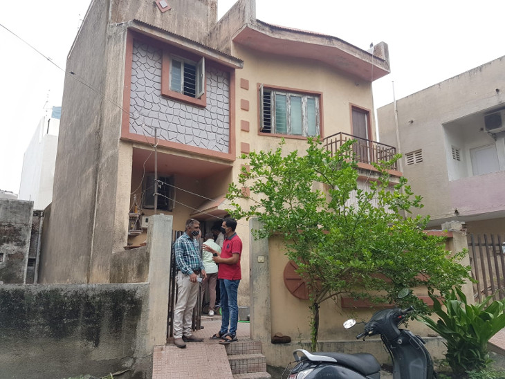 ઘરમાં પતિ-પત્ની જમતા હતા.