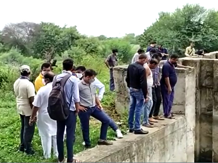 કિશોરો ડૂબતા લોકોના ટોળા એકત્ર થઇ ગયા હતા