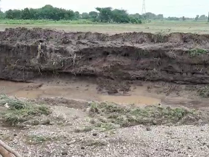 ખેતરોના પાળા ધોવાયા.
