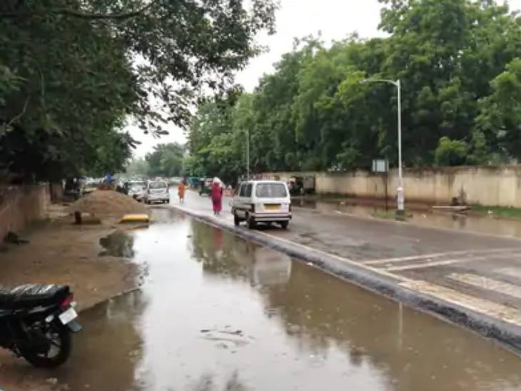 ગાંધીનગરમાં પણ સામાન્ય વરસાદ નોંધાયો છે.