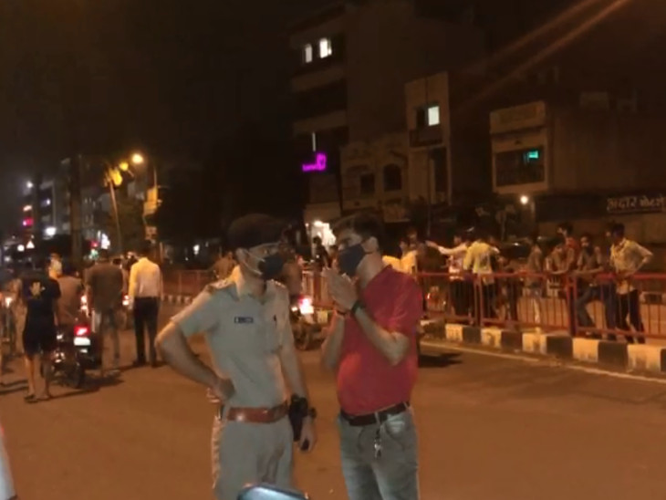 પોલીસ ઘટના સ્થળે પહોંચી તપાસ હાથ ધરી.
