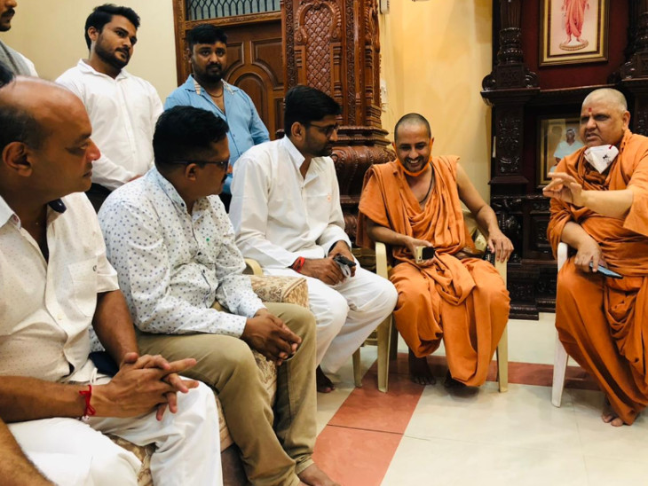 આમ આદમી પાર્ટીના પ્રમુખ ગોપાલ ઈટાલીયા, મહેશ સવાણી સ્વામીજીના અંતિમ દર્શન માટે પહોંચ્યા હતા