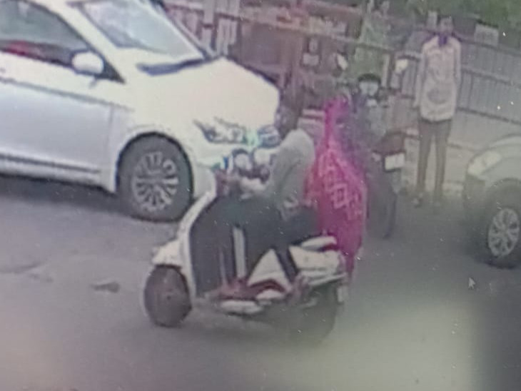 વિદ્યાર્થિની મોપેડ પર કોઈ છોકરા સાથે જતી હોવાનું સીસીટીવીમાં કેદ થયું.