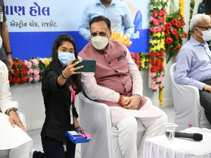 બાળકીએ મુખ્યમંત્રી સાથે સેલ્ફી લીધી.