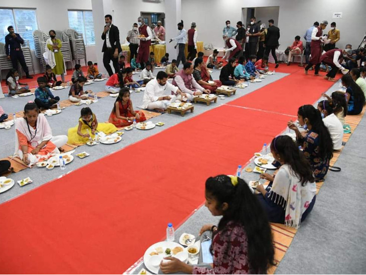 વિજયરૂપાણીએ બાળકો સાથે ભોજન લઇ સંવેદના વ્યક્ત કરી